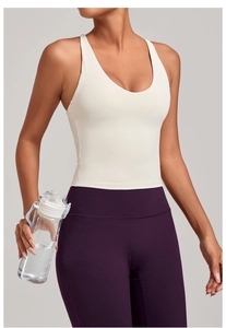 Détail du débardeur de yoga crème et du legging violet taille haute en tissu stretch