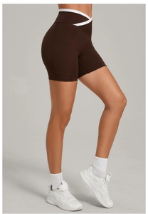 Detail der Yoga-Shorts mit weißem V-Kreuz-Bund und praktischer seitlicher Handy-Tasche