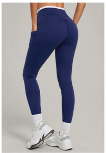Détail du legging de yoga bleu marine à effet push-up avec poches et taille haute