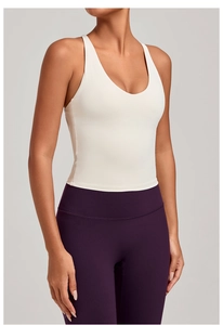 Détail du débardeur de yoga croisé et legging violet taille haute sur un mannequin