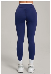 Détail de la couture push-up fessier et ceinture contrastée sur legging de yoga bleu marine
