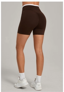 Detailansicht der schokobraunen Yoga-Shorts mit weißem Rand und gerafftem Po-Lifting-Design