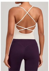 Détail des bretelles croisées sur le haut de yoga et legging violet à taille haute