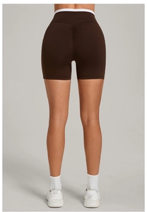 Detailansicht der High-Waist Scrunch Butt Yoga-Shorts in Kaffee und Weiß Kontrast