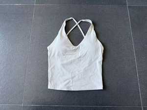 Gros plan sur un débardeur de yoga blanc côtelé avec dos croisé et col en V prof