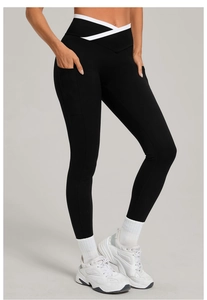 Détail du legging de yoga à taille haute avec coupe en V croisée et bordures contrastées