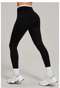 Détail du legging de yoga taille haute avec couture push-up fesses et poche latérale discrète