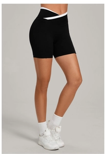 Detailansicht der Yoga-Shorts mit hohem Bund und schwarz-weißem V-förmigem Crossover-Design