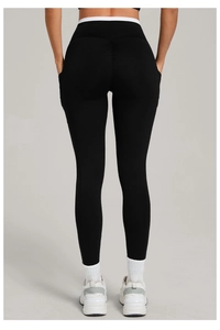 Détail du legging de yoga avec poches latérales et design froissé fessier sculptant