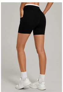 Detailansicht der schwarzen Yoga-Shorts mit hoher Taille, Seitentasche und V-förmiger Naht