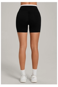 Detail der Yoga-Shorts mit hoher Taille, Kontraststreifen und Push-up-Effekt