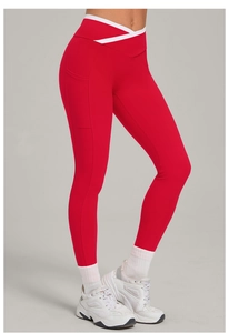 Détail du pantalon de yoga taille haute avec taille croisée et poches latérales pratiques