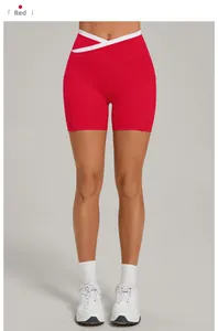 Detail der roten Sportshorts mit V-förmigem Kreuzbund und Seitentaschen
