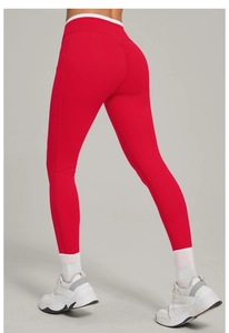 Détail du legging de yoga rouge à taille haute avec poche latérale et effet plissé