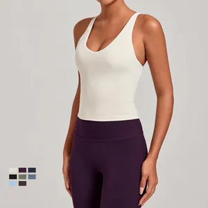 Débardeur de yoga blanc avec bretelles croisées, col en V et coupe ajustée sport
