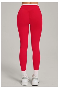 Détail du legging de yoga rouge à taille haute avec couture froncée effet push-up