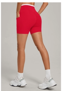 Rückansicht der roten High-Waist-Yogashorts mit weißem Kontrastbund und seitlichen Taschen