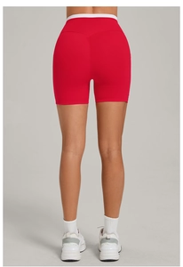 Rückansicht der roten Yoga-Shorts mit weißem Kontrastbund und hoher Taille