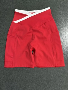 Detailansicht rote Yoga-Shorts mit weißem V-Kreuz-Bund und praktischen Seitentaschen