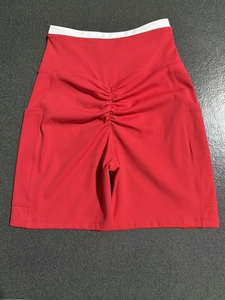 Detail der roten Yoga-Shorts mit hohem weißem Crossover-Bund und praktischen Seitentaschen