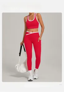 Detailansicht des roten Yoga-Sets mit Kontrast-Top und High-Waist-Leggings mit V-Schnitt