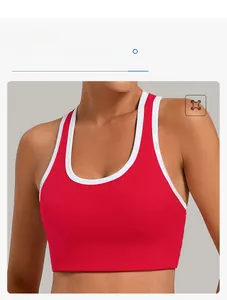 Detail eines roten Sport-BHs mit weißem Rand, U-Ausschnitt und Racerback für Yoga