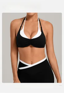 Detail eines schwarz-weißen Kontrast-Sport-BHs und hochtaillierten Yoga-Sets am Modell
