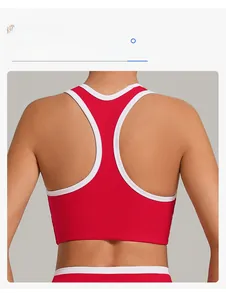 Racerback Sport-BH Detail in leuchtendem Rot mit weißem Besatz und elastischem Stoff