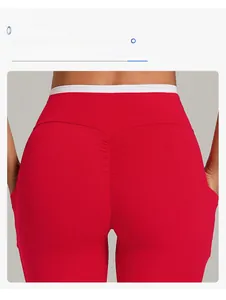 Detail der roten High-Waist Yoga-Shorts mit geraffter Naht für den Push-Up-Effekt