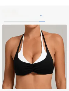 Detail der Kontrastfarbnähte und des gerafften Bustier-Designs am Neckholder-Sport-BH