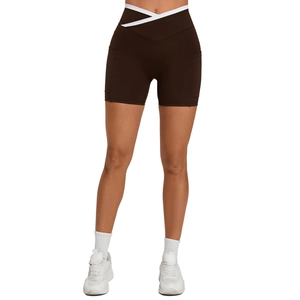 Braune High-Waist Yoga-Shorts mit weißem V-Kreuz-Bund und praktischen Seitentaschen