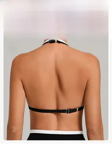 Detailansicht der Rückseite eines zweifarbigen Sport-Bras mit Neckholder-Trägern