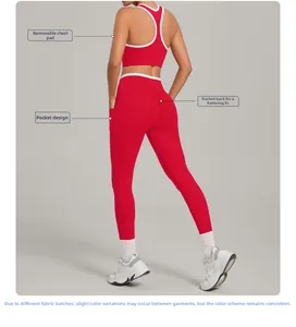 Detail von rotem Yoga-Set mit herausnehmbaren Polstern, Seitentasche und Scrunch-Effekt