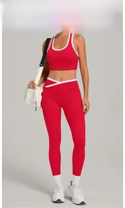 Detail des roten Yoga-Sets mit weißen Kontrastpaspeln und High-Waist-Crossover-Leggings