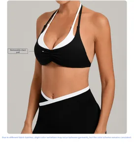 Detail eines Sport-BHs in Kontrastfarben mit doppelten Neckholder-Trägern und Polstern