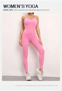 Detailansicht des rosa Yoga-Bodys mit V-Ausschnitt und schmalen Trägern für Fitness