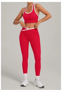 Detail des roten Yoga-Sets mit weißen Kontrastkanten und hohem Crossover-Taillenbund
