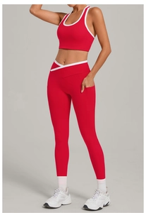 Detail eines roten Yoga-Sets mit weißen Kontrastpaspeln und praktischen Seitentaschen für Sport
