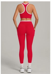 Nahaufnahme der roten High-Waist-Sportleggings mit Scrunch-Butt und Kontrastbesatz