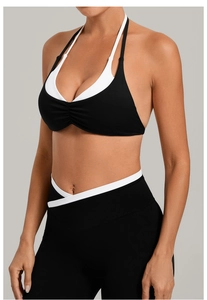 Detailansicht von Neckholder-Sport-BH in Kontrastfarben und engen Fitness-Leggings am Modell