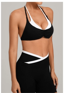 Detail des V-förmigen Cross-over-Bunds an schwarzen Sportshorts mit weißen Paspeln