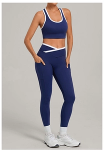 Detail der High-Waist Yogahose mit V-förmigem Bund und weißen Kontrastpaspeln