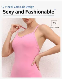 Detailaufnahme des rosa V-Ausschnitt Fitness-Bodysuits aus hochelastischem Rippstrick