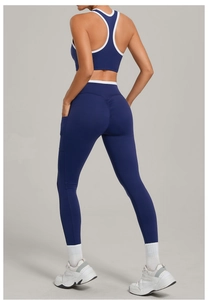 Details des marineblauen Yoga-Sets mit Scrunch-Butt-Leggings und Seitentaschen