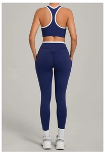 Detailansicht der High-Waist Yoga-Leggings mit Scrunch-Po und kontrastierendem weißem Bund