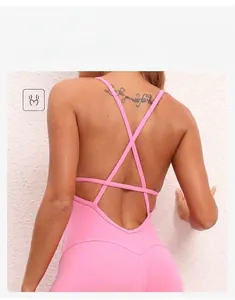 Detailansicht des rosa Yoga-Jumpsuits mit gekreuzten Rückenträgern und schmaler Passform
