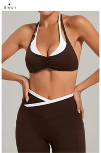 Detail der braunen High-Waist Gym-Leggings mit weißem V-Kreuz-Bund und Seitentaschen