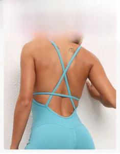 Dettaglio del design incrociato sulla schiena di una tuta da yoga verde acqua