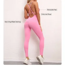 Detailansicht des rosa Yoga-Bodysuits mit überkreuzten Trägern und Push-up-Naht am Gesäß