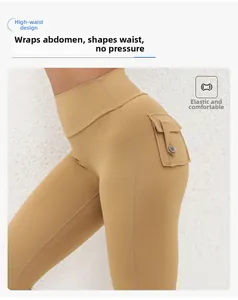 Detail der High Waist Yogahose mit seitlichen Cargo-Taschen und Knopfdekorationen
